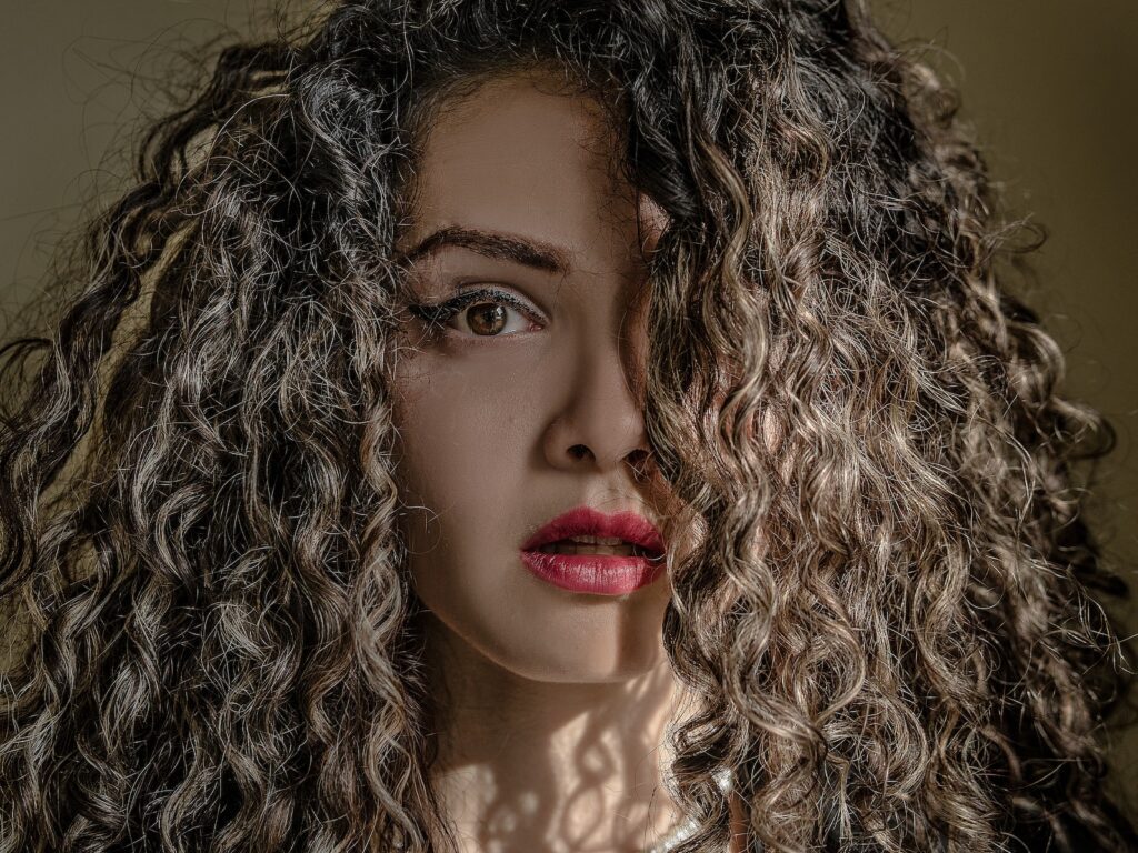 Comment choisir la coiffure féminine idéale pour votre visage Photo de femme au premier plan, coiffure féminine