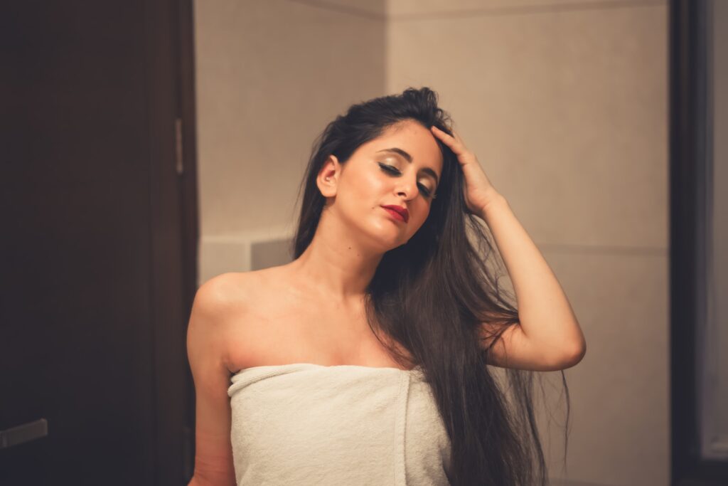 Cirugía de feminización facial en Turquía: una guía para mujeres transgénero 7 Mujer con vestido de tubo blanco, cirugía de feminización facial en Turquía