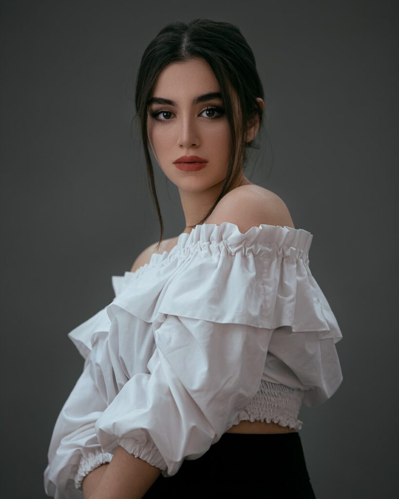 femme en robe blanche à épaules dénudées, garde-robe féminine à petit budget