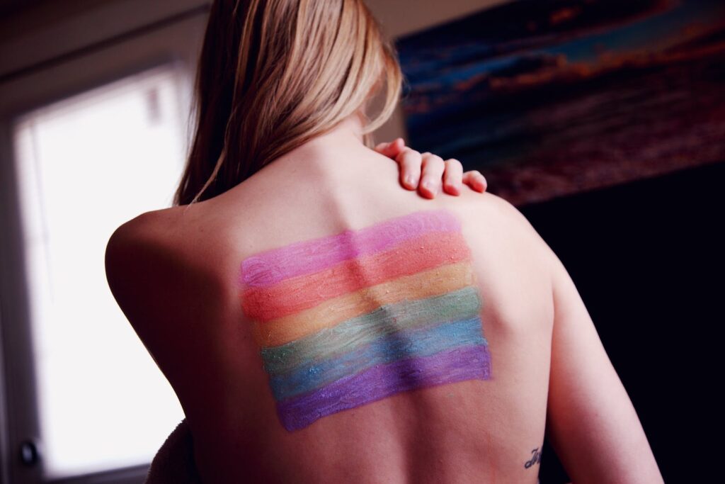 Een vergelijking van geslachtsaanpassende operaties in Thailand en Turkije Vrouw met een Gay Pride-lichaamsverf op de rug