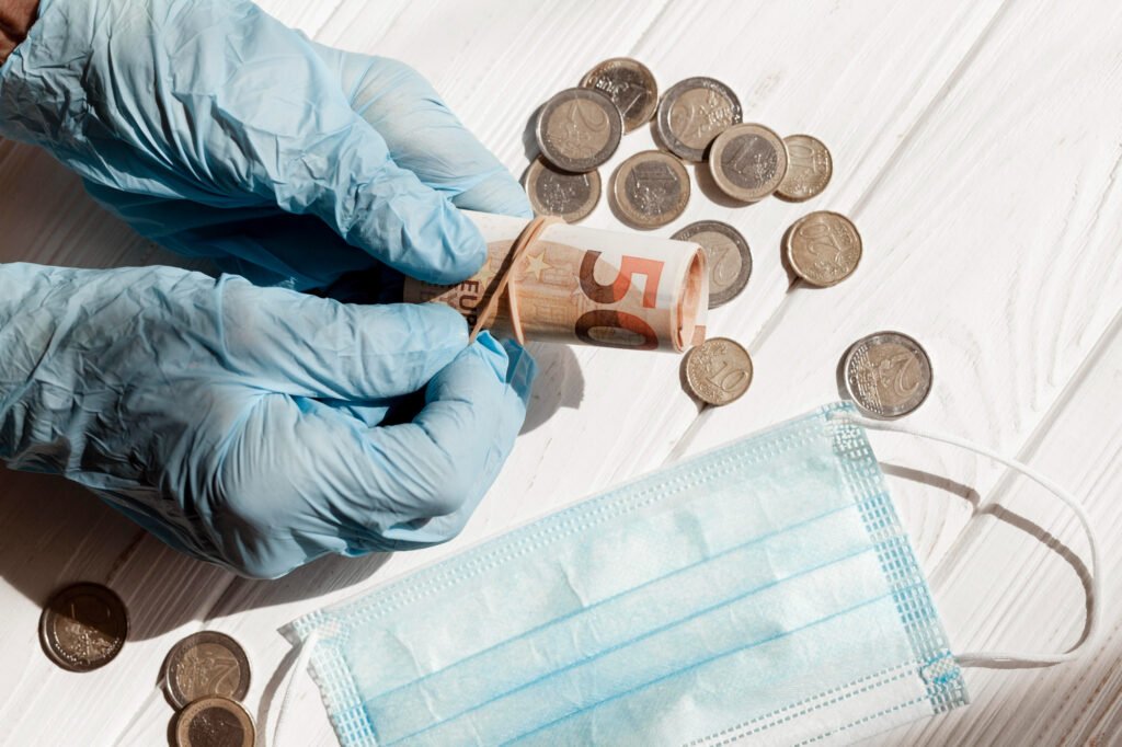 costos de seguro y aspectos financieros de la cirugía de feminización corporal dinero con guantes de protección máscara médica