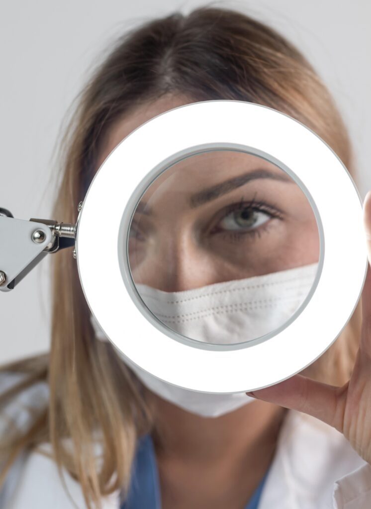 Feminisering van lichaam en gezicht voorbij de chirurgische lens 7 vrouw werkende technologie close-up