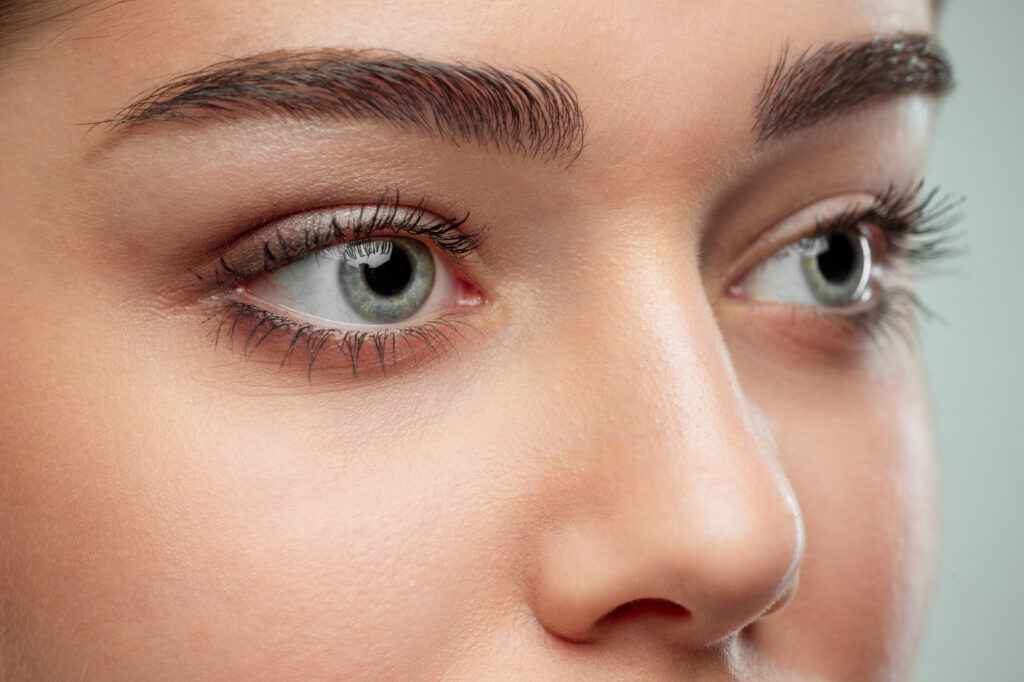 Blepharoplastie (ooglidcorrectie) bij gezichtsfeminisatiechirurgie (FFS) mooi meisje gezicht perfecte huid