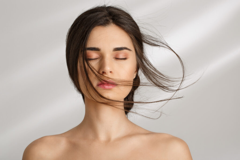 Révéler votre éclat féminin : 10 conseils pour incarner l’élégance beautiful woman after spa procedures enjoying herself eyes closed
