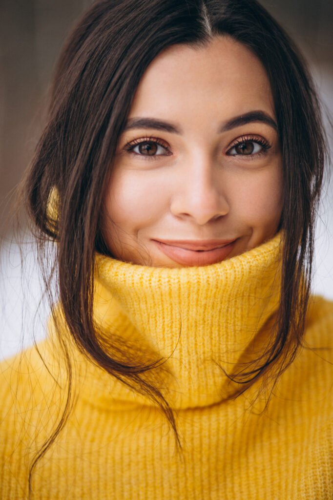 Desmentir mitos sobre las cirugías de feminización: separar la realidad de la ficción retrato joven suéter amarillo