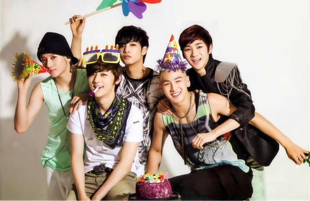 Why Do Male K-pop Idols Look Feminine? 2 K pop Idols 2