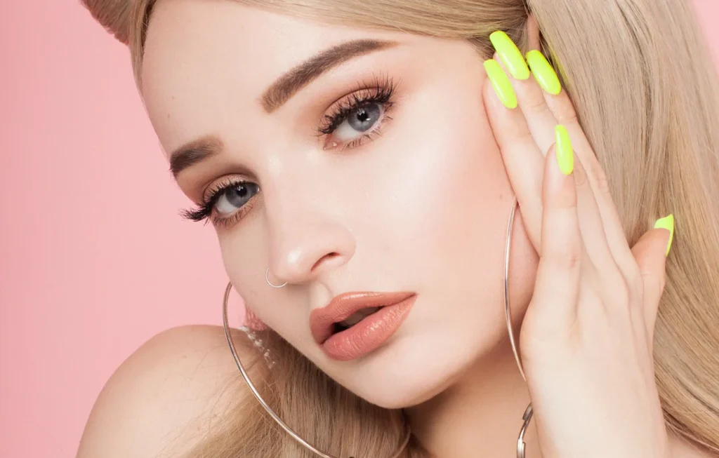 kim petras devushka vzgliad nogti resnitsy