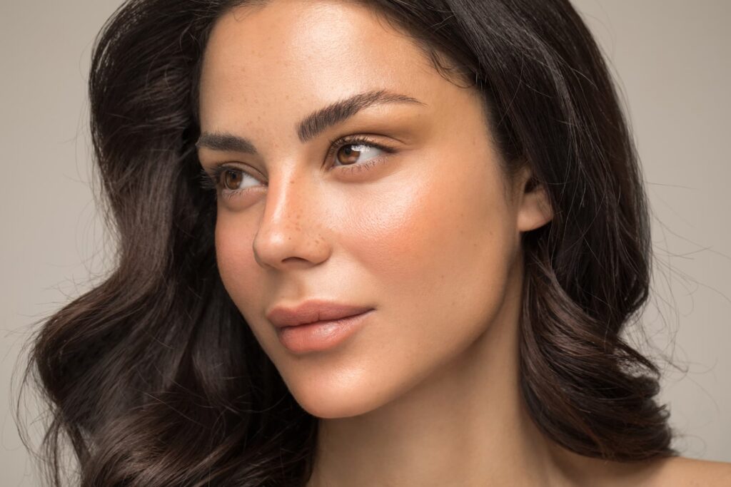 ¿Es posible un levantamiento de frente con aumento de la línea del cabello? Enfoques prácticos para la feminización facial héroe