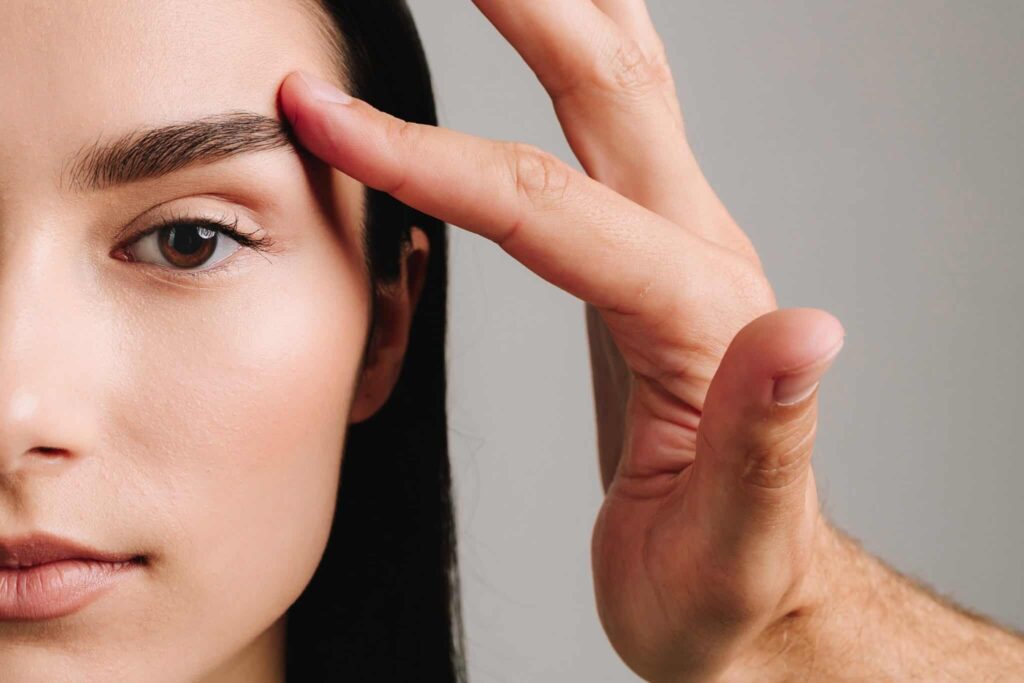 Lifting des sourcils chez les femmes trans : pourquoi est-ce important pour l’expression féminine ? chirurgie mfo