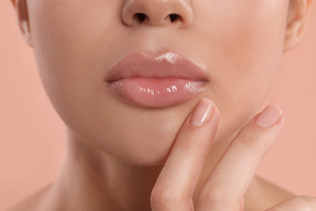 Augmentation des lèvres avec des produits de comblement : pour un sourire plus ample et plus féminin lèvres féminines