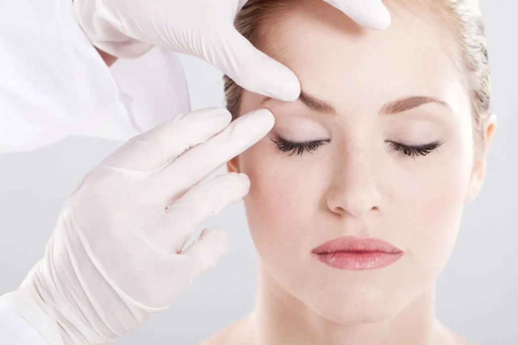 Le lifting des sourcils et la chirurgie des paupières peuvent-ils être combinés ? Avantages en 3 étapes lifting des sourcils