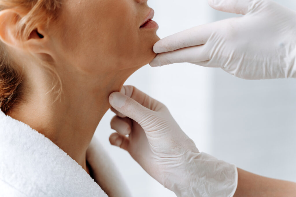 Genioplastie: een esthetische elegantie die de gezichtscontouren opnieuw definieert feminisering van de kin